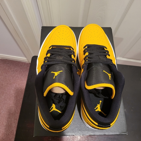 Air Jordan 1 Low University Gold - Picture 7 of 8